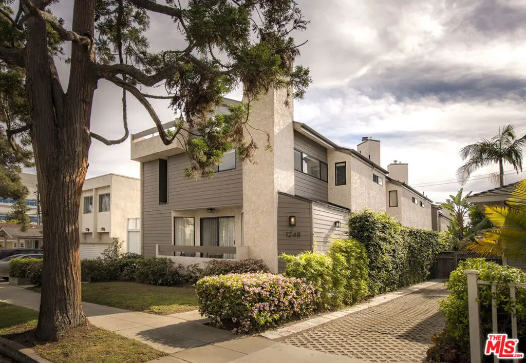 Condominium for rent at 1248 23rd Street 1, Santa Monica, CA featuring 2 beds and 3 baths