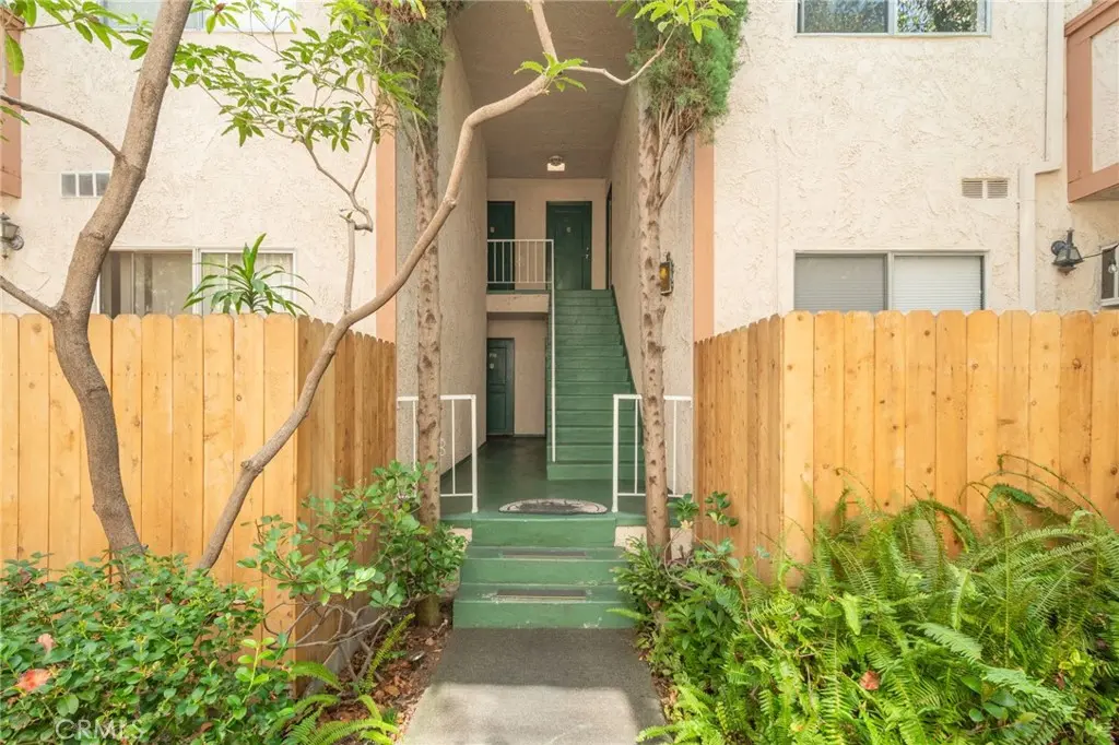 12030 Rochester 107, Los Angeles, CA — listing photo 1