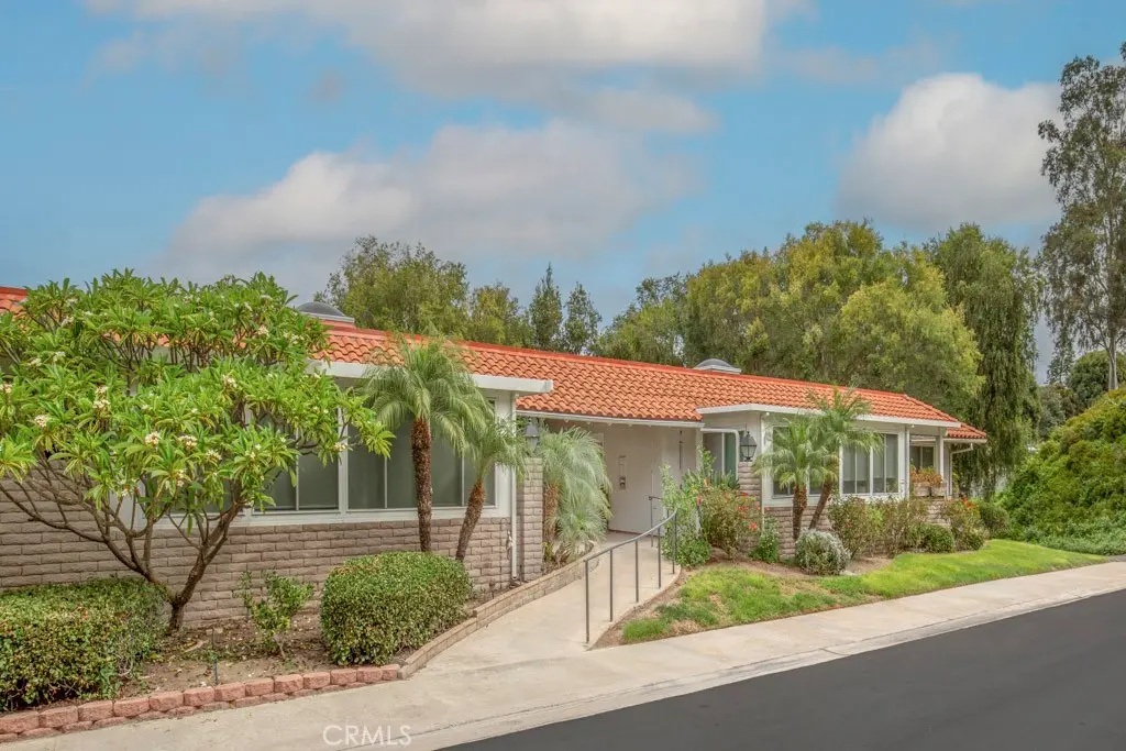 3304 Via Carrizo O, Laguna Woods, CA — listing photo 1