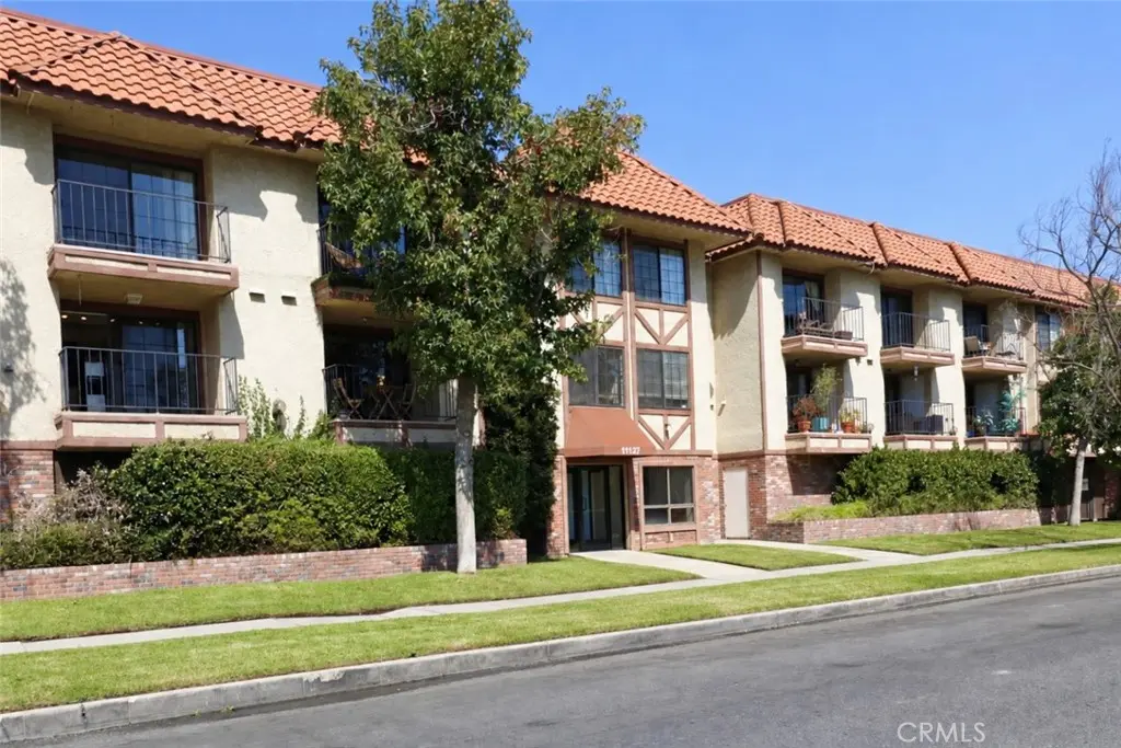 11127 La Maida 10, North Hollywood, CA — listing photo 1