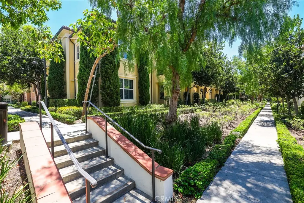 Townhouse for rent at 47 Mayfair, Irvine, CA featuring 2 beds and 2 baths