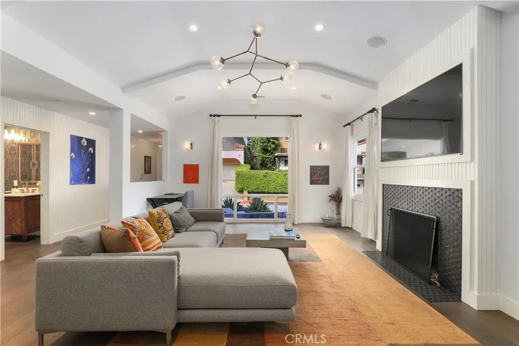 Single Family Residence for rent at 1633 N Beverly Drive, Beverly Hills, CA featuring 2 beds and 3 baths