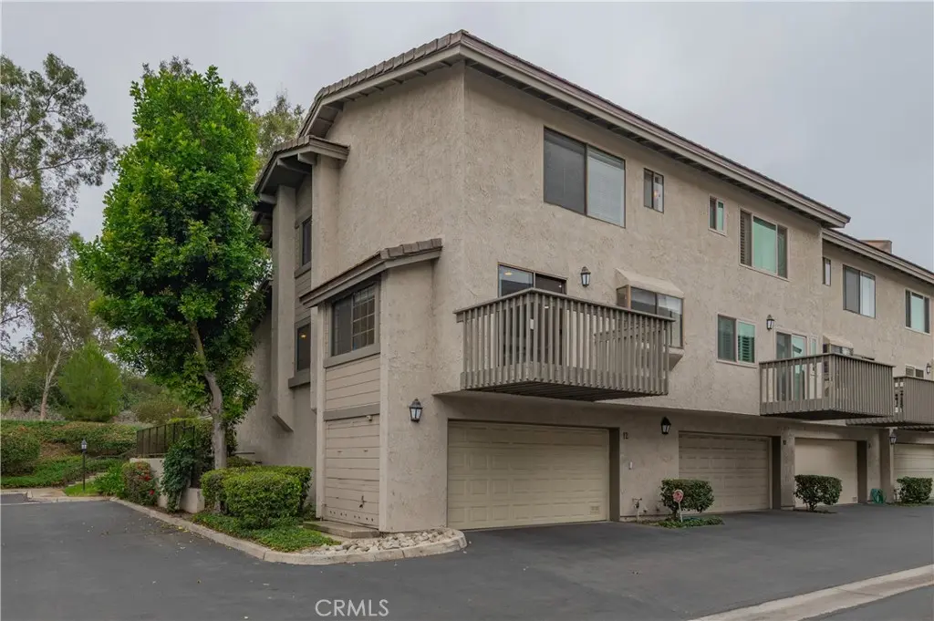 Condominium for rent at 12 Sunup, Irvine, CA featuring 2 beds and 3 baths