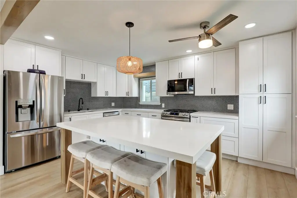 Residential Lease for rent at 33288 Landerville, Lake Elsinore, Riverside County, CA featuring 2 beds and 1 bath