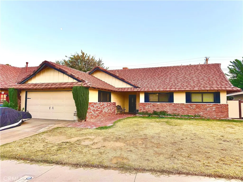 Single Family Residence for sale at 1524 W Kildare, Lancaster, CA featuring 5 beds and 2 baths