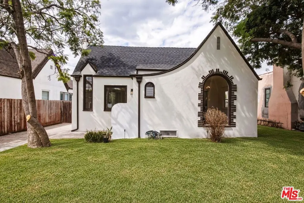 Single Family Residence for rent at 525 N Crescent Heights Boulevard, Los Angeles, CA featuring 2 beds and 2 baths
