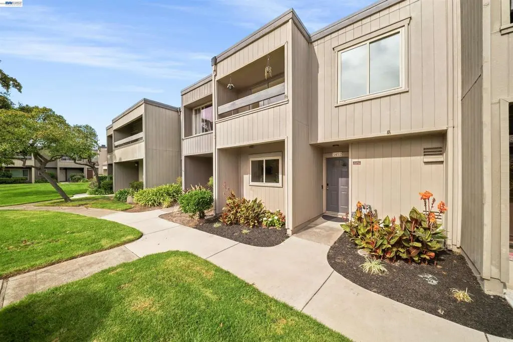 Townhouse for sale at 3452 Capella Lane, Alameda, CA featuring 3 beds and 3 baths