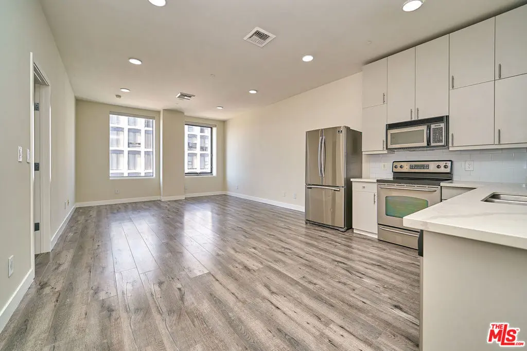 Condominium for rent at 3810 Wilshire Boulevard 1001, Los Angeles, CA featuring 2 beds and 2 baths
