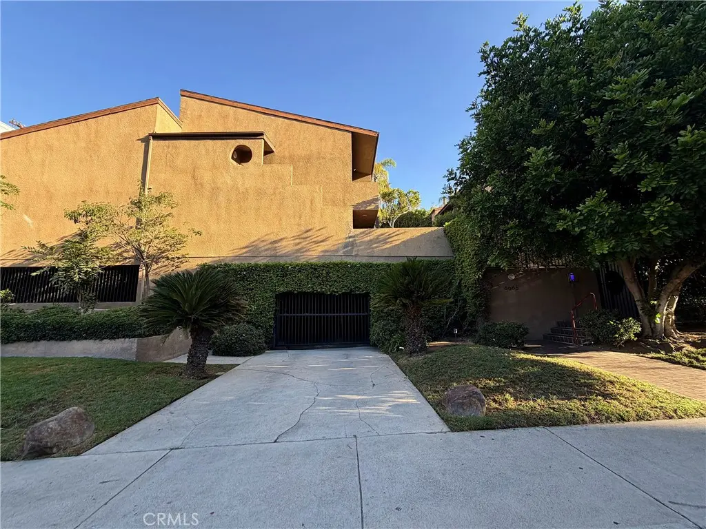 Condominium for rent at 6665 Franklin Avenue 6, Los Angeles, CA featuring 2 beds and 2 baths