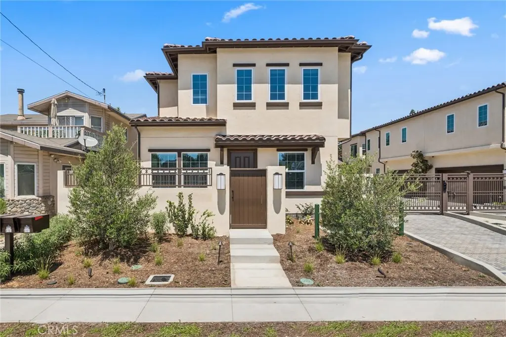 Duplex for rent at 376 Hamilton Street A101, Costa Mesa, CA featuring 3 beds and 3 baths