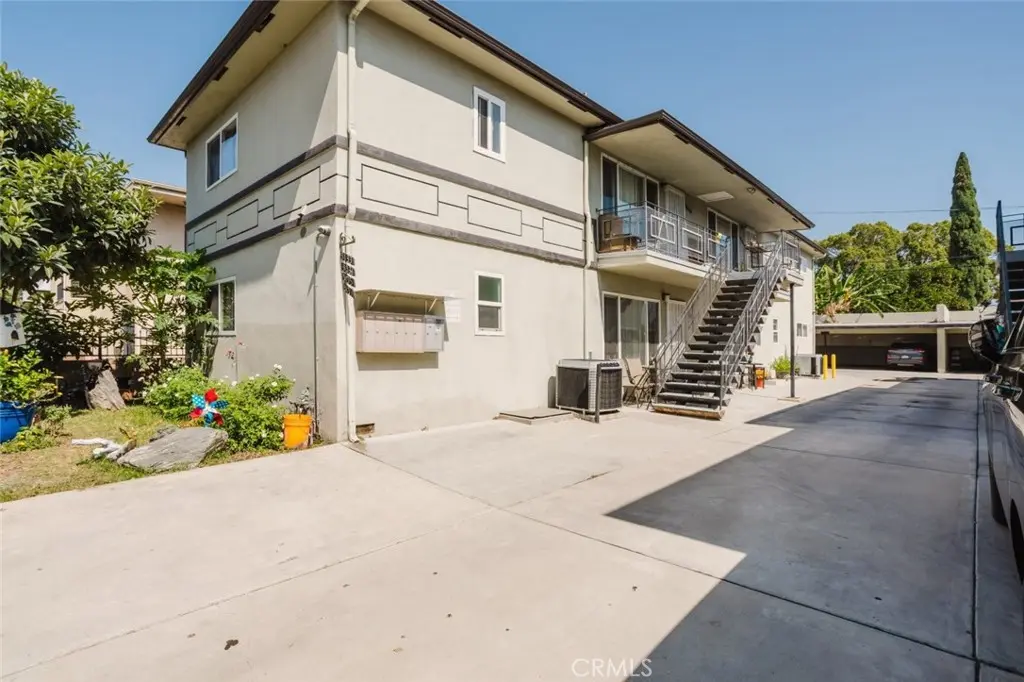 Apartment for rent at 3131 Perlita, Los Angeles, CA featuring 1 bed and 1 bath