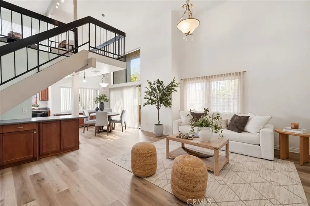 18433 Hatteras 507, Tarzana, CA — listing photo 1