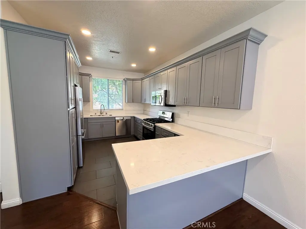 Townhouse for rent at 8 Cuzzano Aisle, Irvine, CA featuring 3 beds and 3 baths