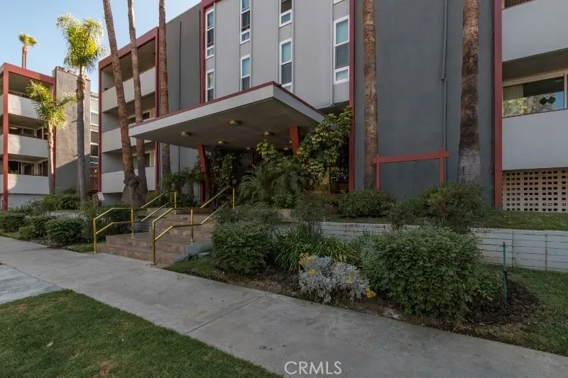 4915 Tyrone 325, Sherman Oaks, CA — listing photo 1