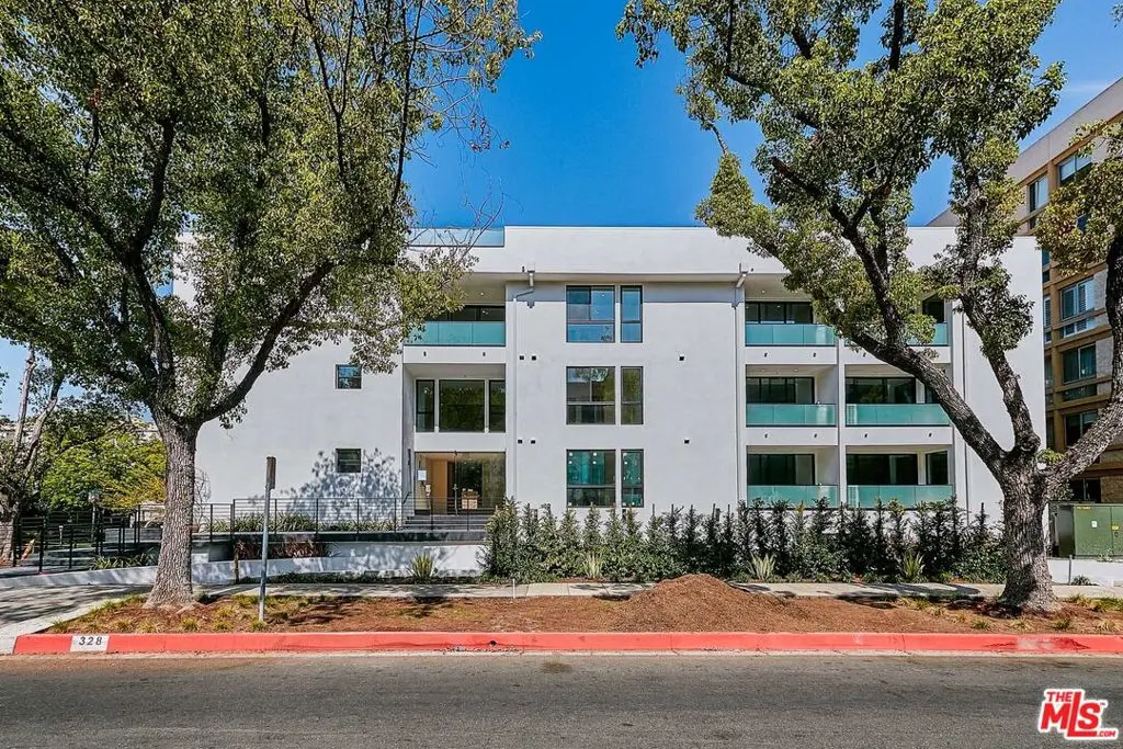 Condominium for rent at 328 N Maple Drive 308, Beverly Hills, CA featuring 1 bed and 1 bath