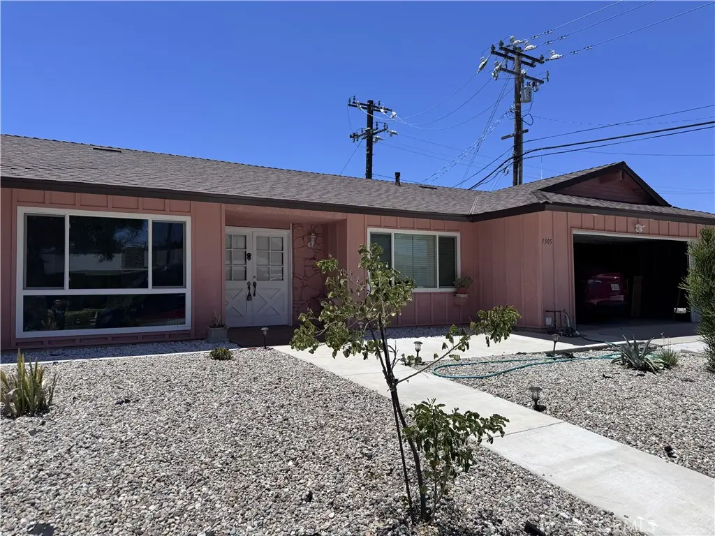 Residential Lease for rent at 1305 Feather, Thousand Oaks, Ventura County, CA featuring 3 beds and 2 baths