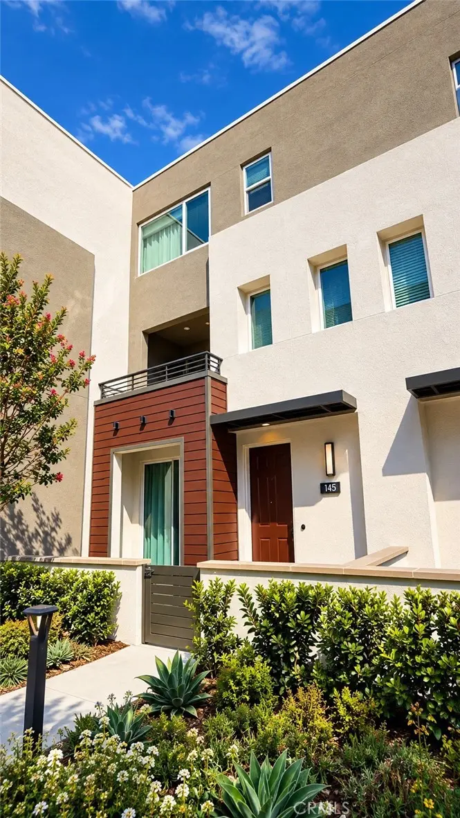 Townhouse for rent at 605 S Lyon Street, Santa Ana, CA featuring 3 beds and 3 baths