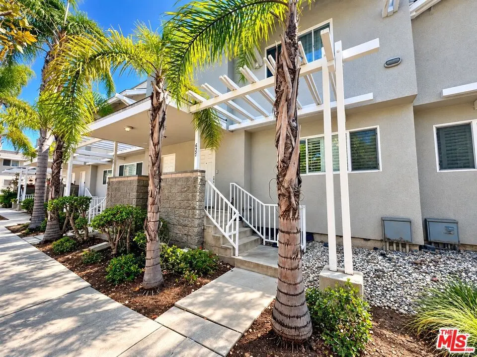 Condominium for sale at 627 W Regent Street, Inglewood, CA featuring 3 beds and 3 baths