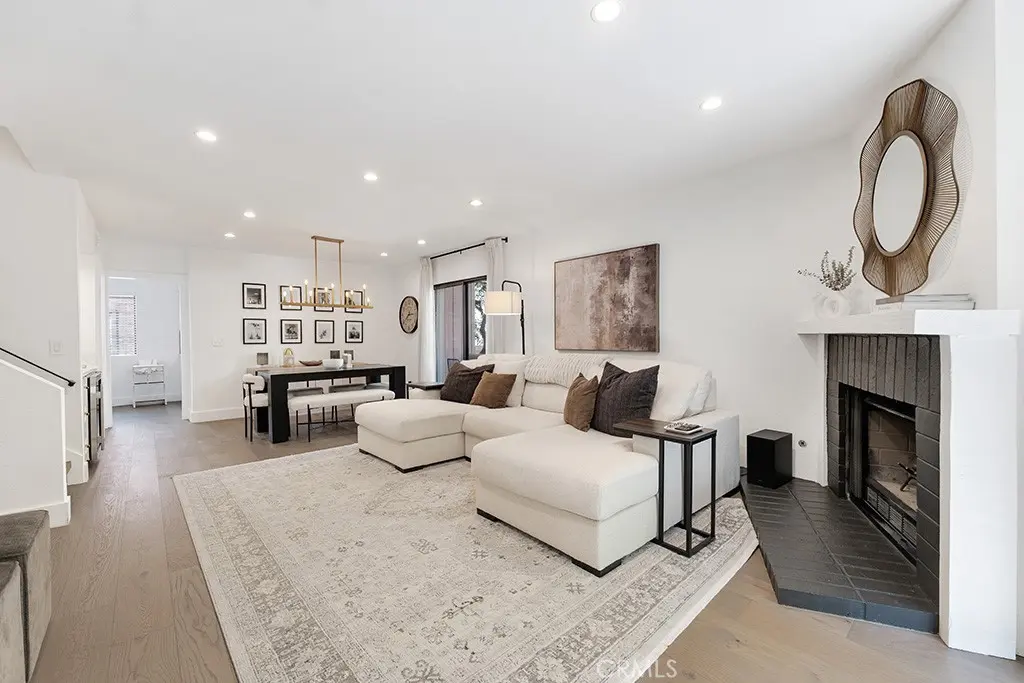 21931 Burbank Boulevard 25, Woodland Hills, CA — listing photo 1
