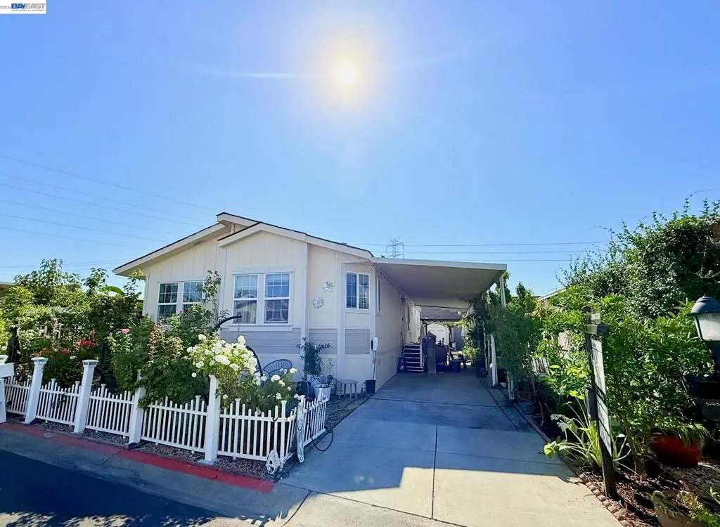 Manufactured In Park for sale at 5223 Sundance Dr, Livermore, CA featuring 3 beds and 2 baths