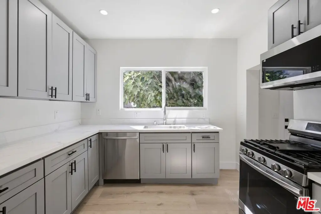 Condominium for rent at 5915 Barton Avenue, Los Angeles, CA featuring 2 beds and 1 bath