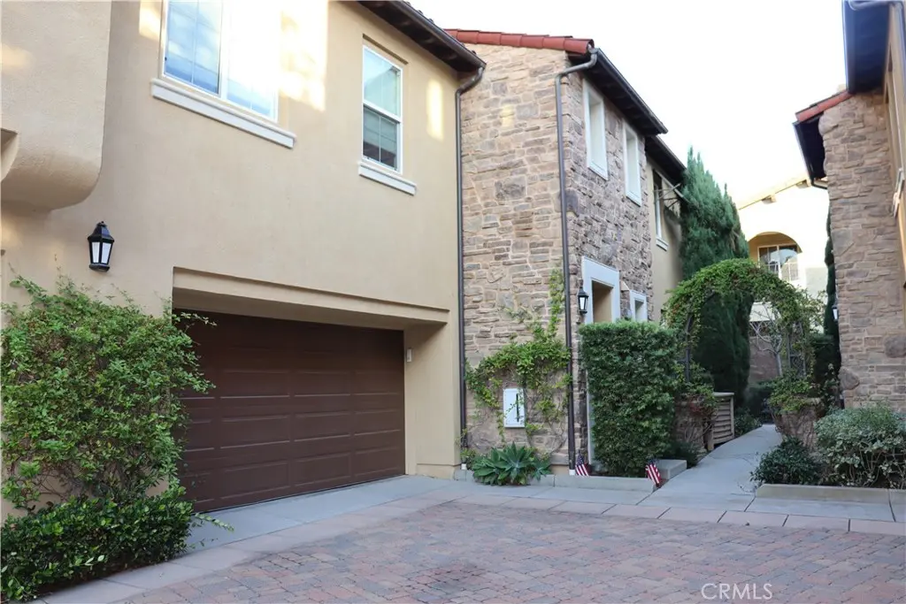 Condominium for rent at 213 Lonetree, Irvine, CA featuring 3 beds and 2 baths
