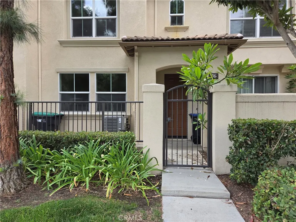 Townhouse for rent at 76 Trailing Vine, Irvine, CA featuring 3 beds and 3 baths