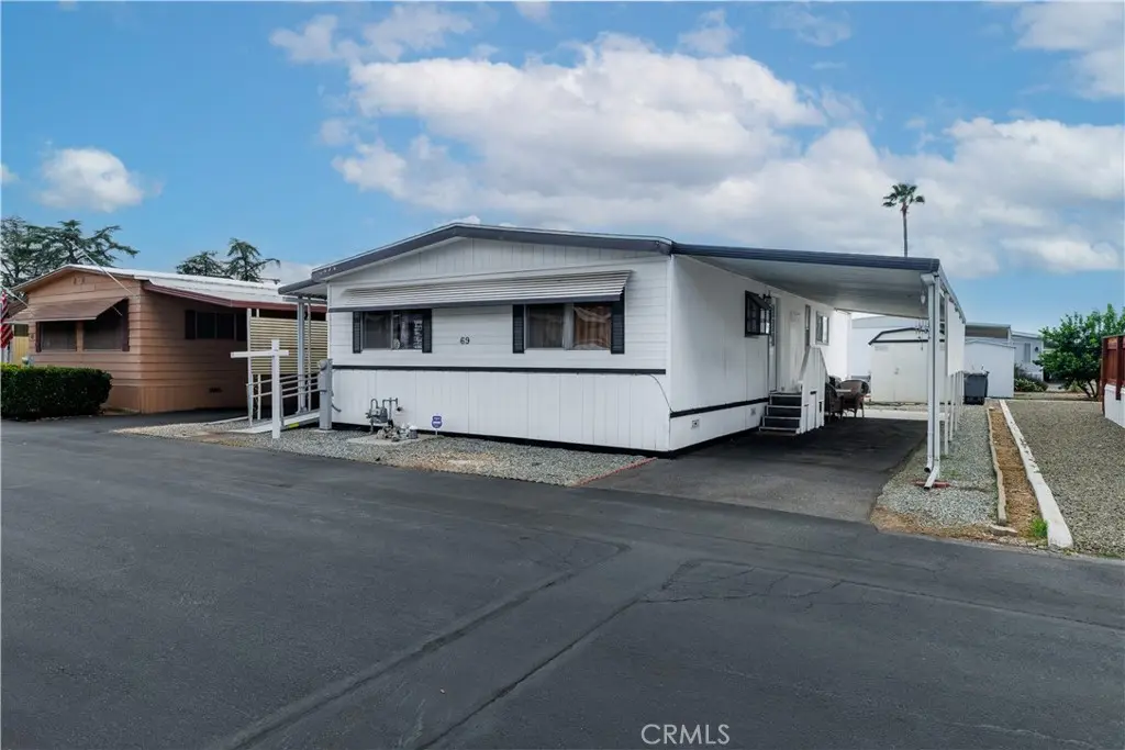725 W Thornton 69, Hemet, CA — listing photo 1