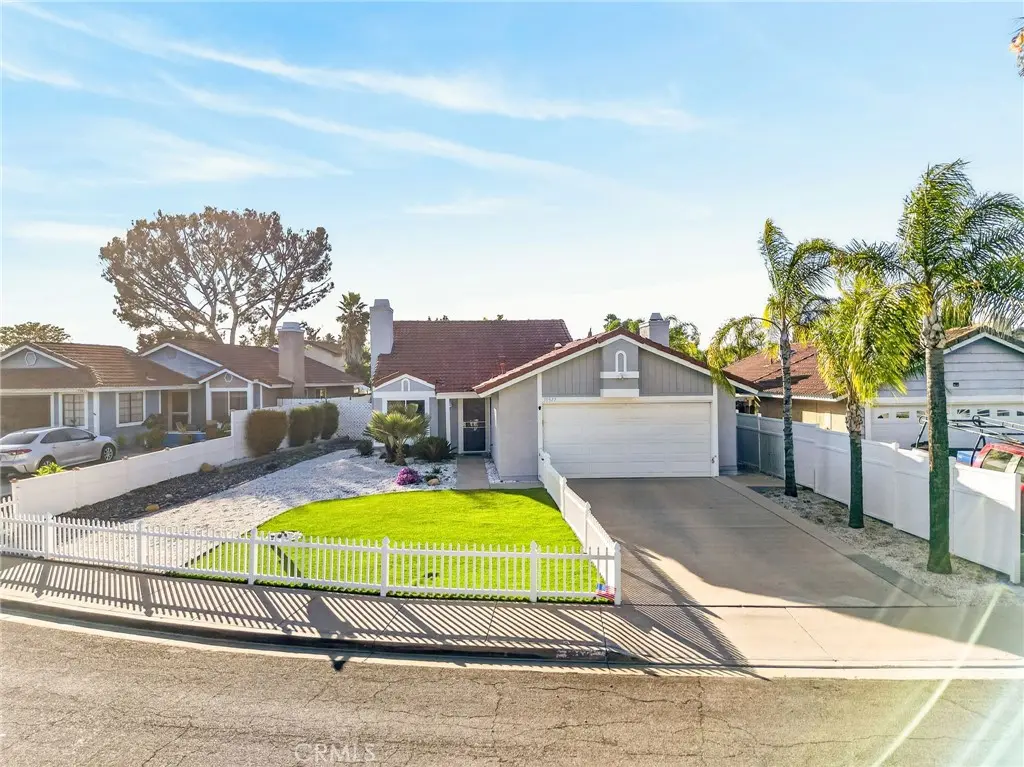 Residential Lease for rent at 39427 Canyon Rim, Temecula, Riverside County, CA featuring 3 beds and 2 baths
