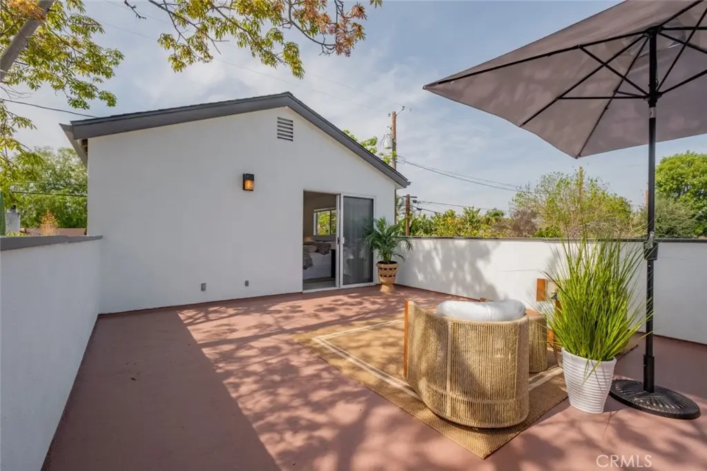 Townhouse for rent at 1737 N Lima St, Burbank, CA featuring 1 bed and 2 baths