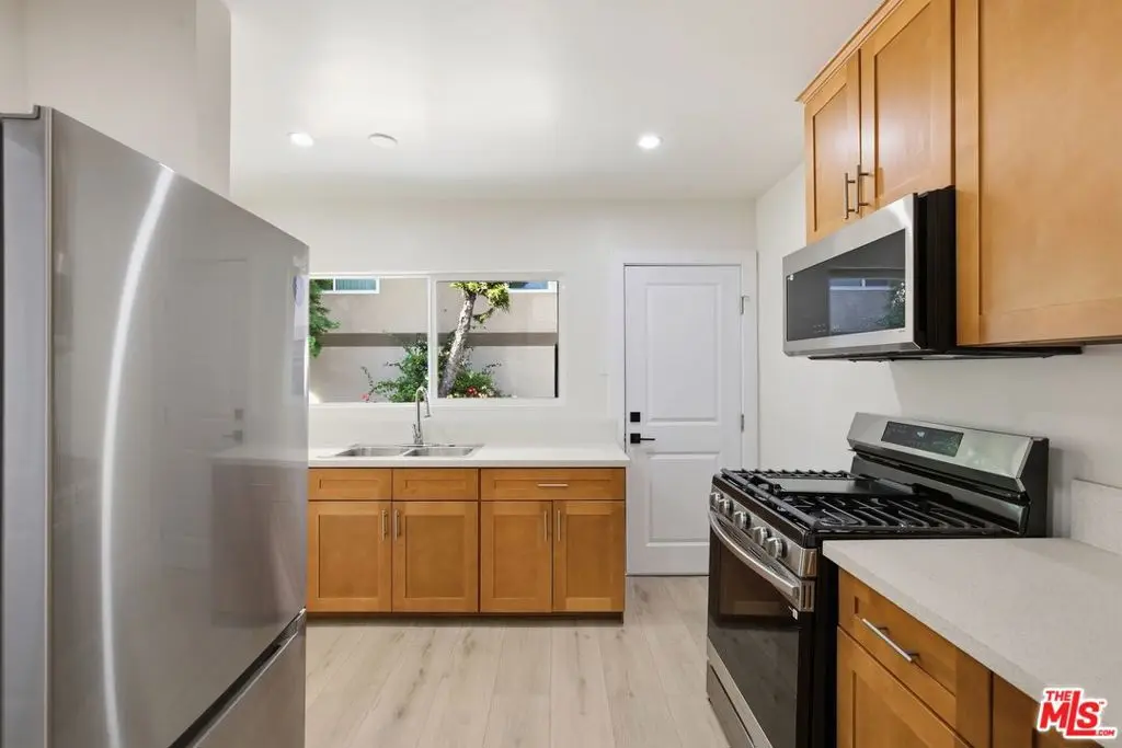 Condominium for rent at 5915 1/4 Barton Avenue, Los Angeles, CA featuring 2 beds and 1 bath
