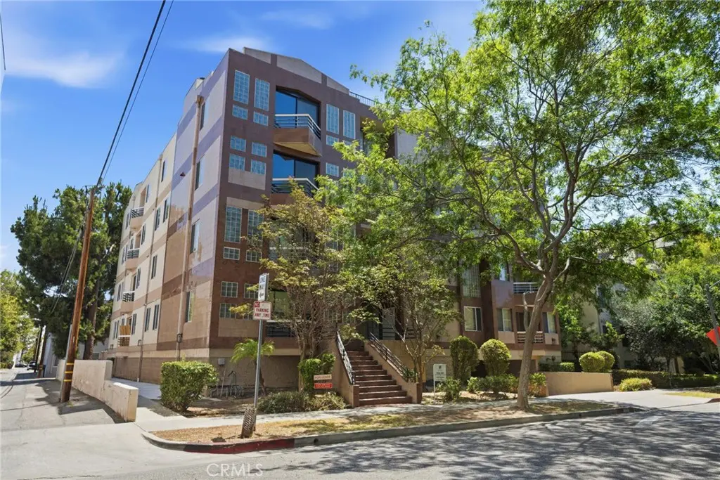 Condominium for rent at 120 S Crescent 104, Beverly Hills, CA featuring 3 beds and 3 baths