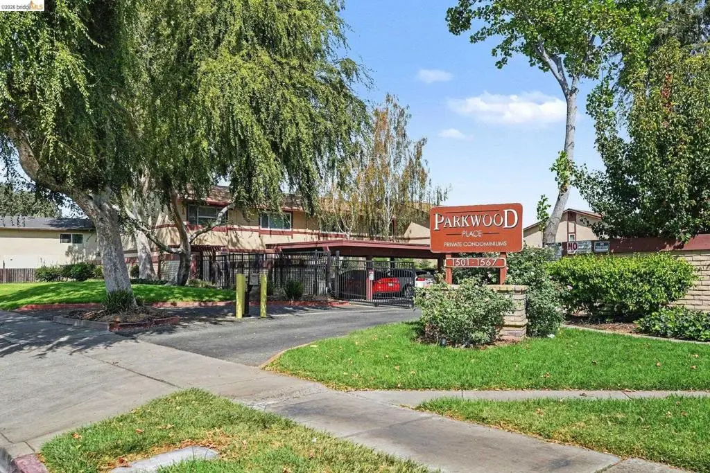 Condominium for sale at 1501 Parkwood Pl, Concord, CA featuring 2 beds and 2 baths
