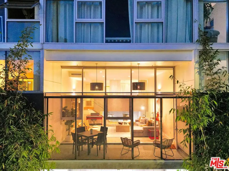 Condominium for sale at 803 Wilcox Avenue 4, Los Angeles, CA featuring 1 bed and 2 baths