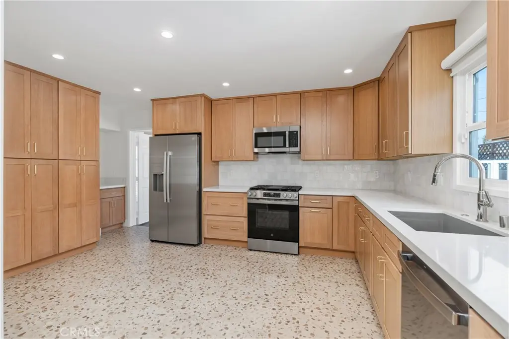 Duplex for rent at 337 E Everett Pl, Orange, CA featuring 3 beds and 2 baths