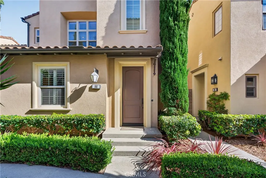 Condominium for rent at 86 Strawberry Grove, Irvine, CA featuring 3 beds and 4 baths