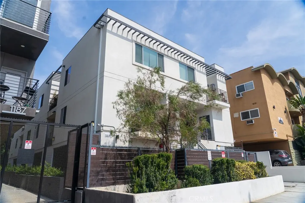 Condominium for rent at 1183 Crenshaw Boulevard 202, Los Angeles, CA featuring 2 beds and 2 baths
