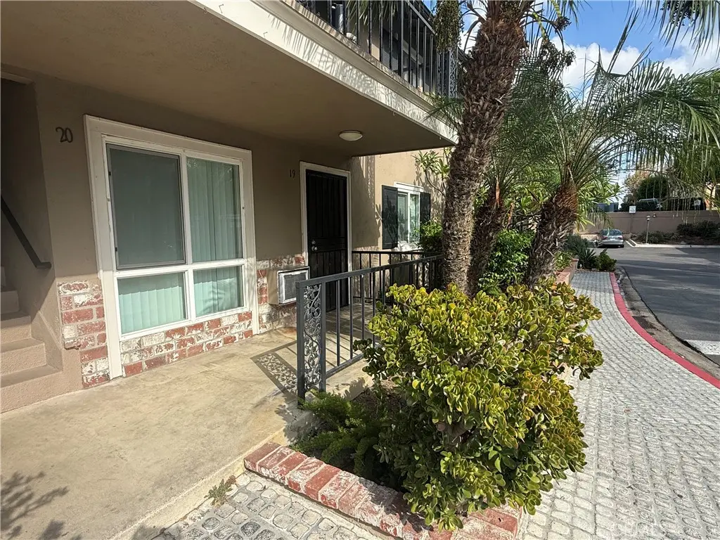 660 Glassell Street 19, Orange, CA — listing photo 1