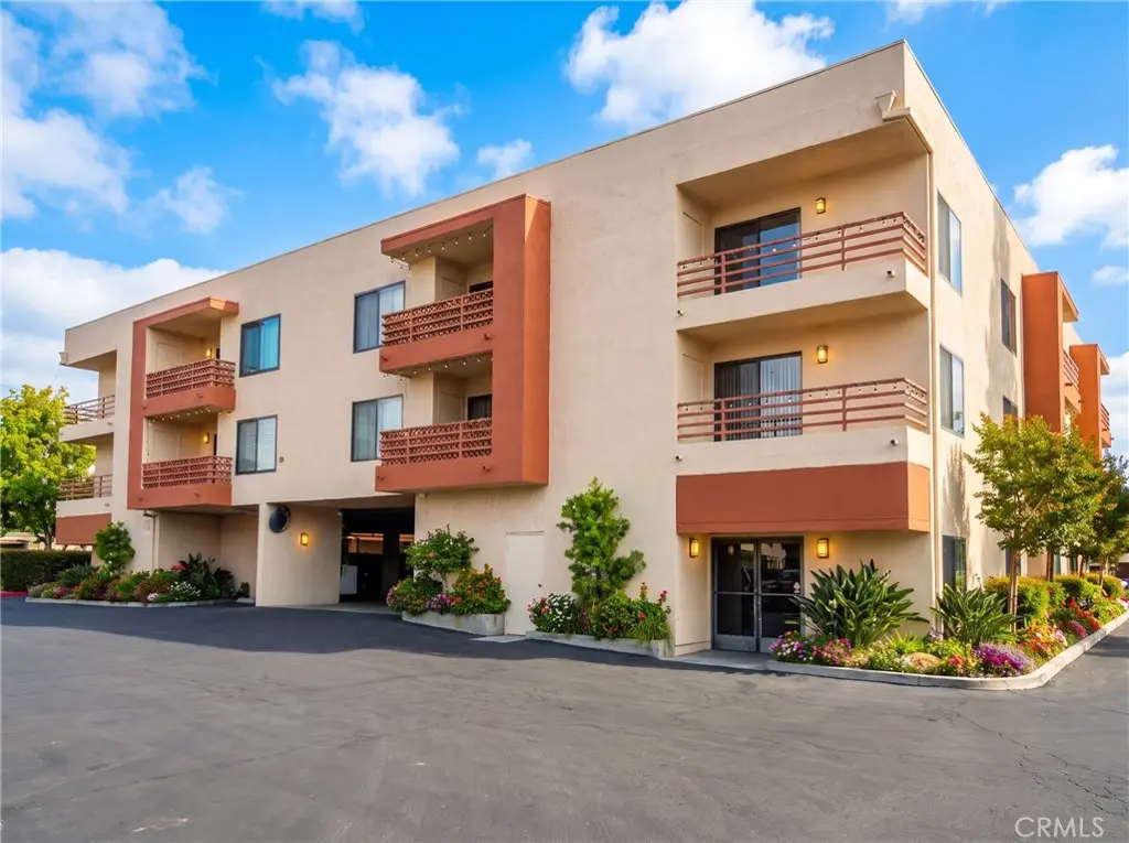 6815 Remmet 219, Canoga Park, CA — listing photo 1