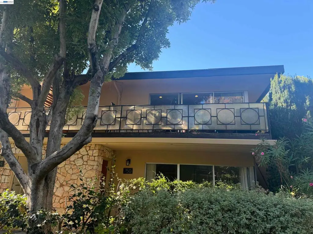 Residential Lease for rent at 752 University Ave, Palo Alto, Santa Clara County, CA featuring 2 beds and 2 baths