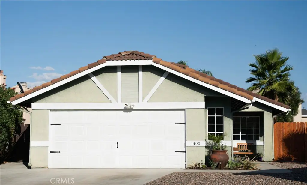 Single Family Residence for sale at 1490 Fallbrook Avenue, Hemet, CA featuring 2 beds and 2 baths