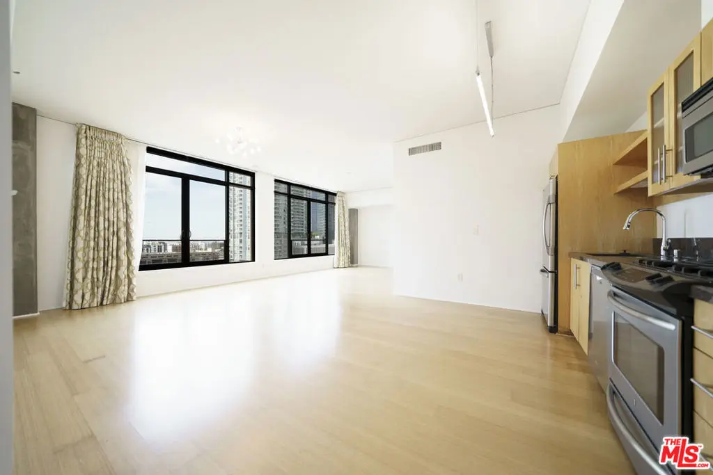 Condominium for rent at 1111 S Grand Avenue 819, Los Angeles, CA featuring 1 bed and 1 bath