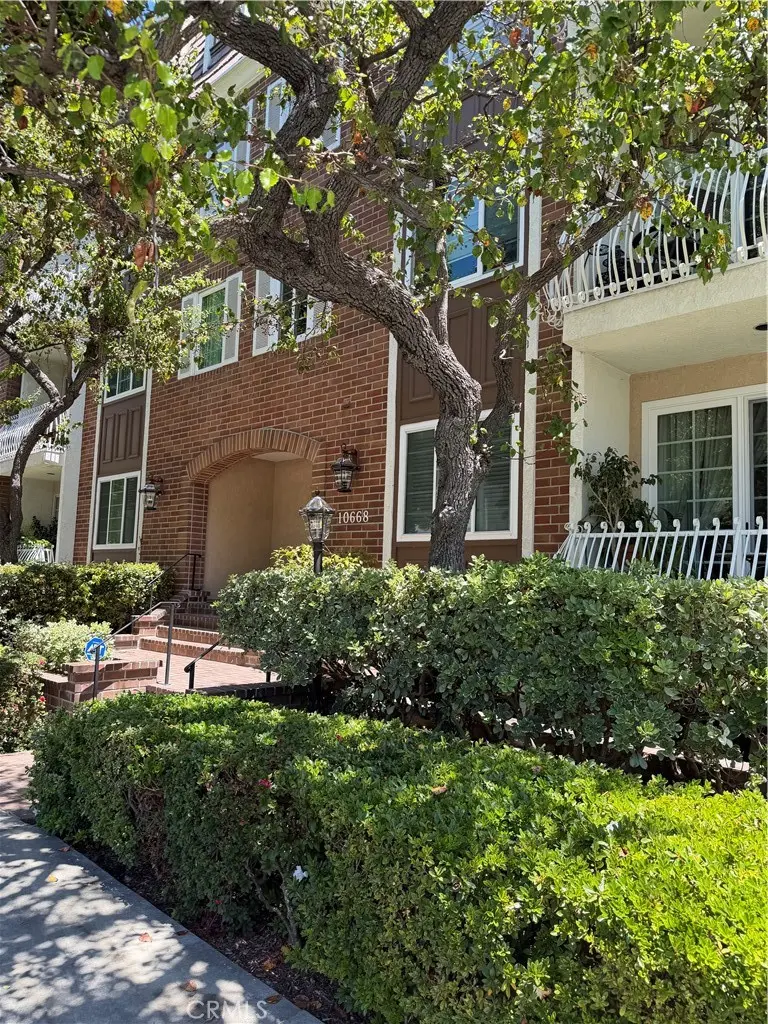 Condominium for sale at 10668 Eastborne 203, Los Angeles, CA featuring 2 beds and 2 baths
