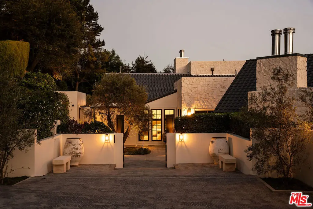 Single Family Residence for sale at 851 Strada Vecchia Road, Los Angeles, CA featuring 6 beds and 10 baths