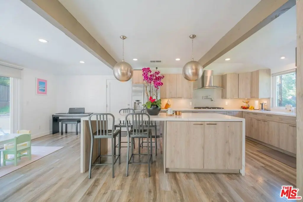 2760 E Glenoaks Boulevard, Glendale, CA — listing photo 1