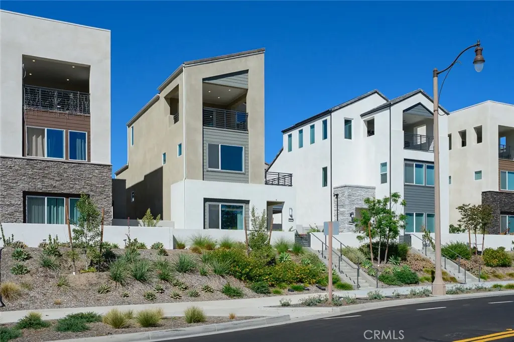 Condominium for rent at 426 Treble, Irvine, CA featuring 5 beds and 5 baths