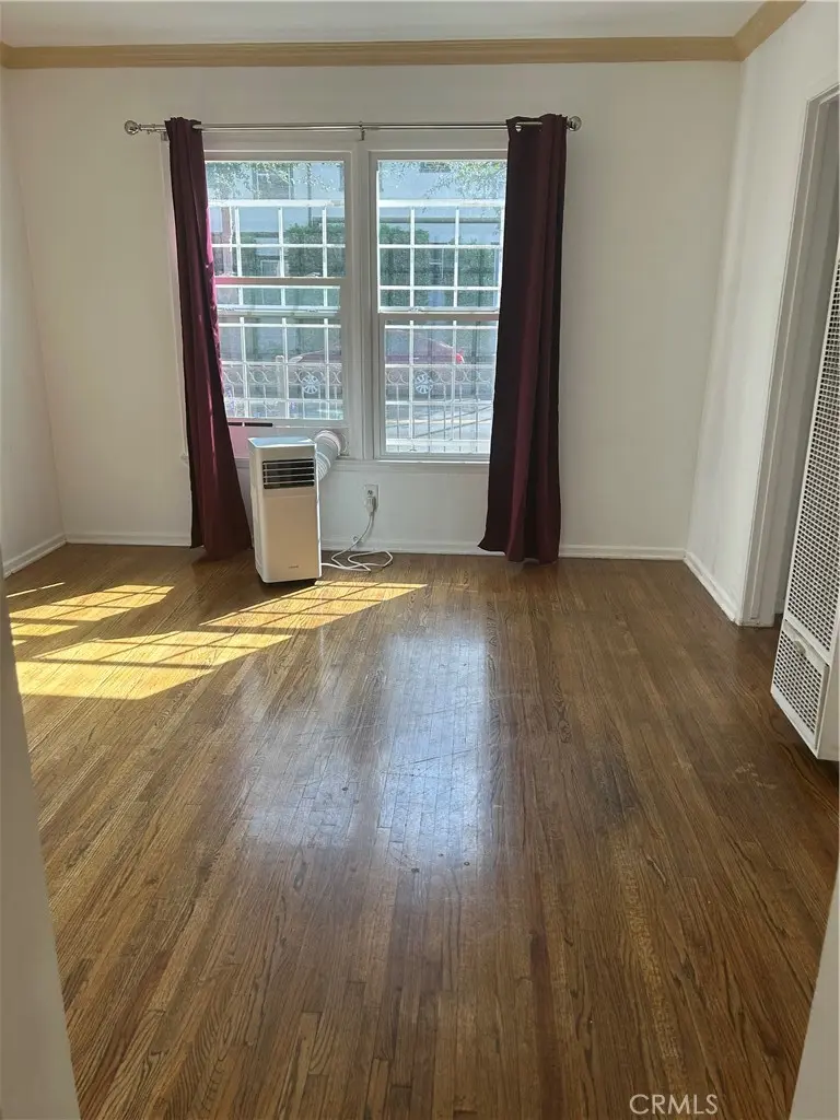 Apartment for rent at 871 N Hoover, Los Angeles, CA featuring 1 bed and 1 bath