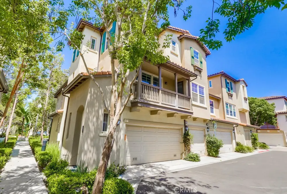 Townhouse for rent at 38 Dovetail, Irvine, CA featuring 2 beds and 3 baths
