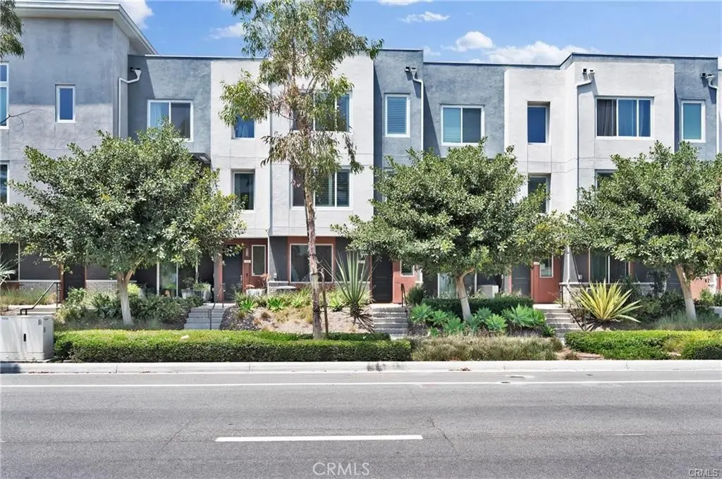 Townhouse for rent at 108 Unity, Irvine, CA featuring 4 beds and 4 baths