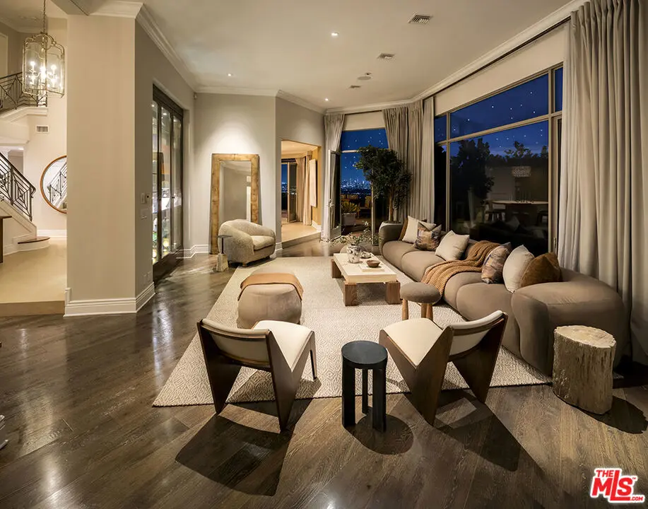 9196 Thrasher Avenue, Los Angeles, CA — listing photo 1